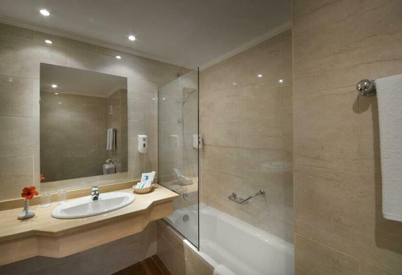 Pokój Standard Trzyosobowy Widok Basen, Bel Air Azur Resort