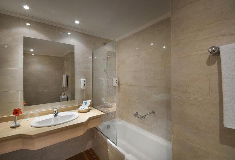 Pokój Standard Trzyosobowy Widok Basen, Bel Air Azur Resort