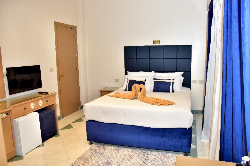 Camera Economy, Dive Inn Resort