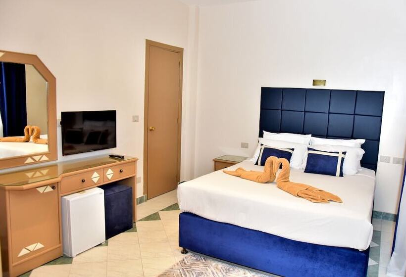 Camera Economy, Dive Inn Resort