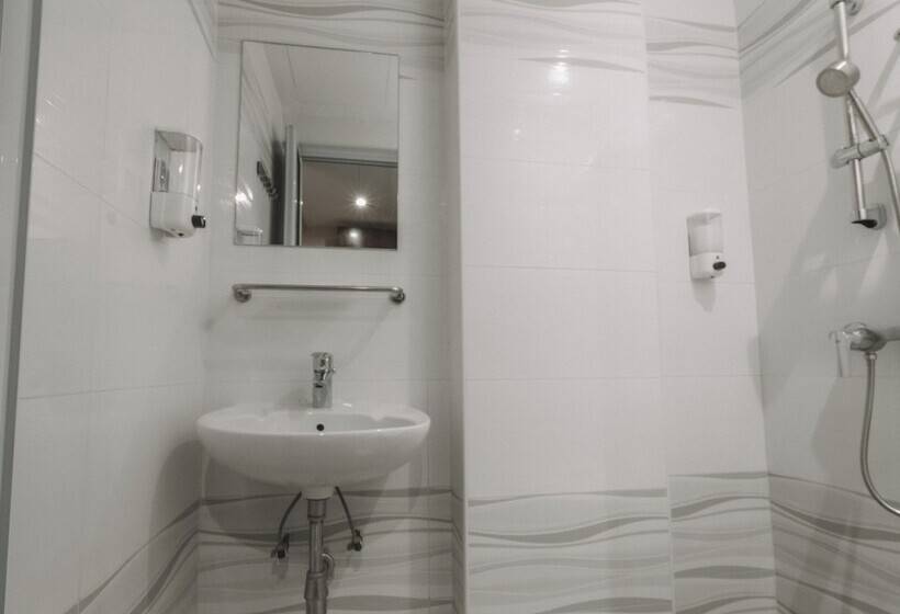 اتاق خانوادگی, Hi Hotel Dot