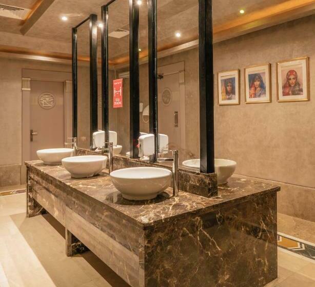 اتاق استاندارد با چشم‌انداز استخر, Amc Royal Hotel & Spa
