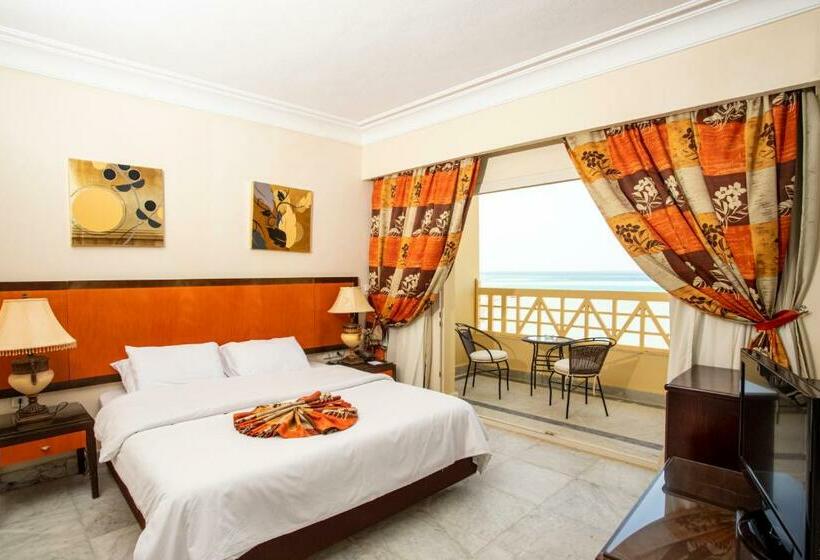 اتاق استاندارد سه نفره با چشم‌انداز کنار دریا, Amc Royal Hotel & Spa