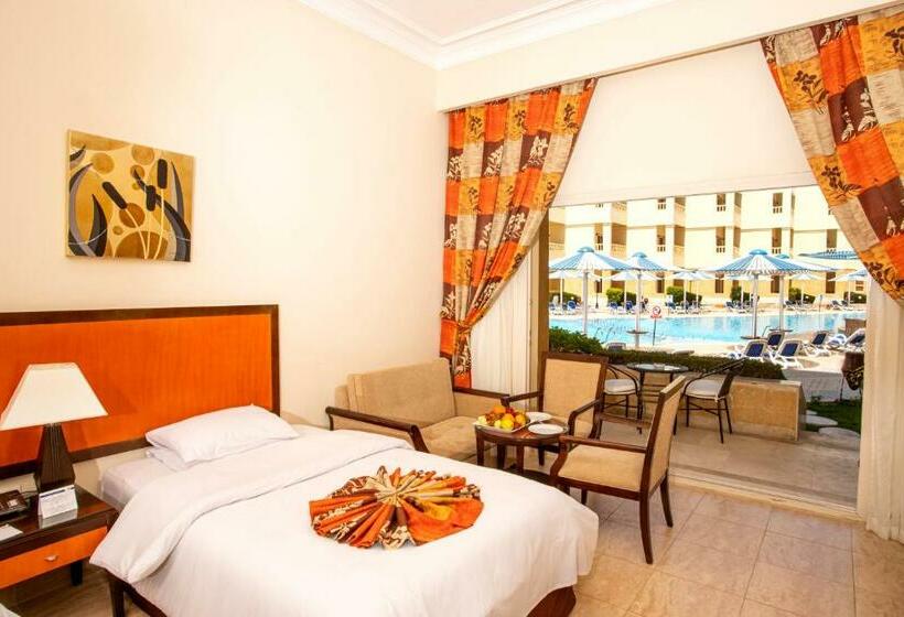 اتاق استاندارد سه تخته با چشم‌انداز استخر, Amc Royal Hotel & Spa