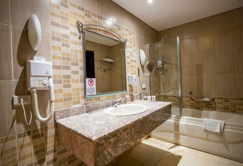 اتاق اساندارد با چشم‌انداز جانبی به دریا, Amc Royal Hotel & Spa