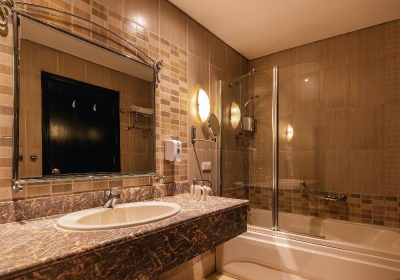 اتاق استاندارد با چشم‌انداز استخر, Amc Royal Hotel & Spa