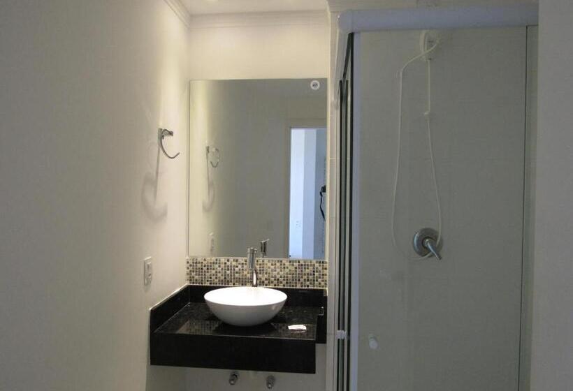 חדר סטנדרט לשלושה, Das Nações