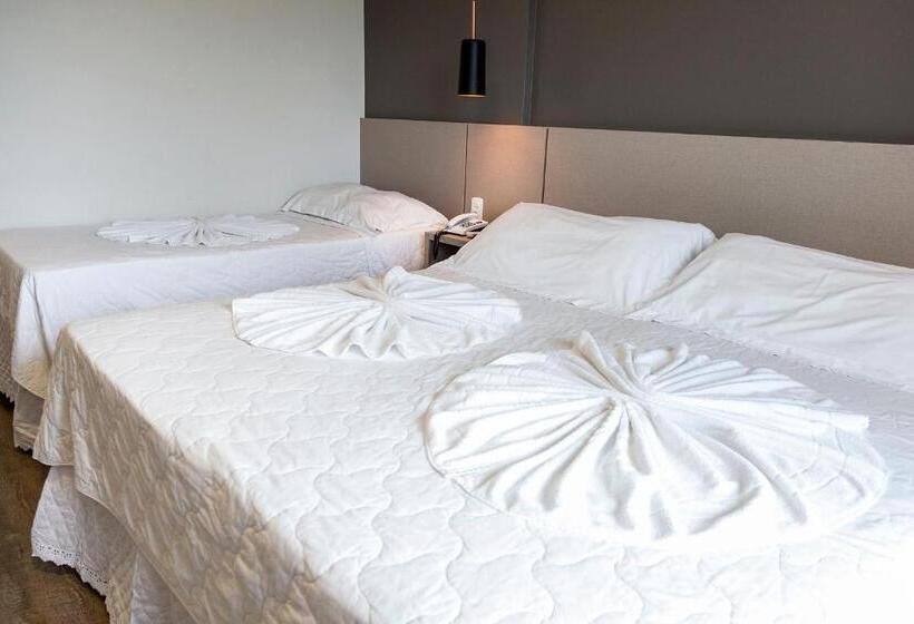 חדר סטנדרט לשלושה עם מרפסת, Das Nações