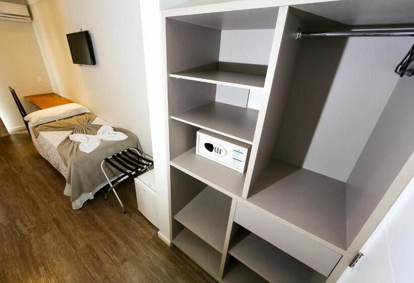 חדר סטנדרט לשלושה עם מרפסת, Das Nações