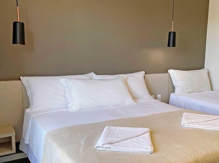 חדר סטנדרט לשלושה עם מרפסת, Das Nações