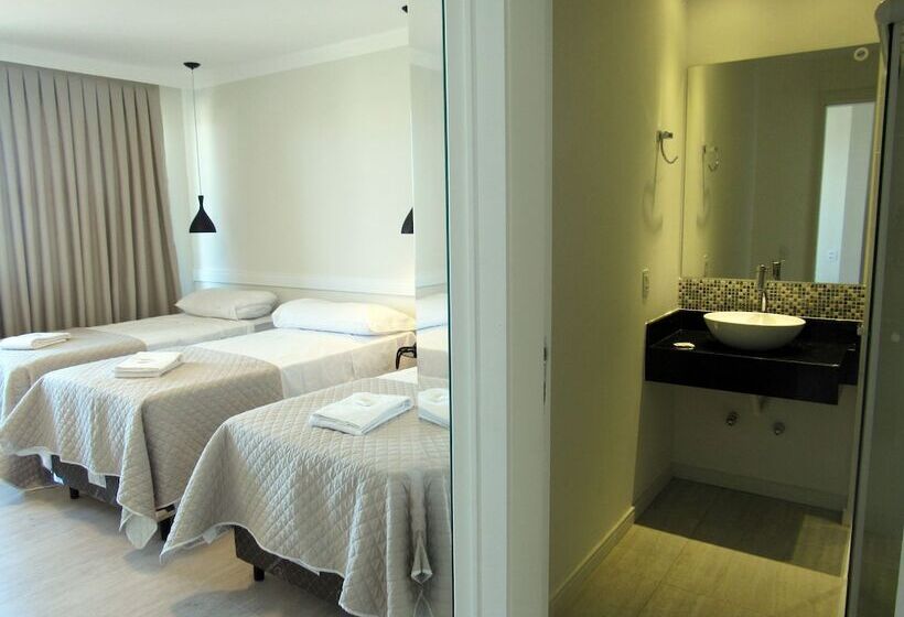 חדר סטנדרט לשלושה עם מרפסת, Das Nações