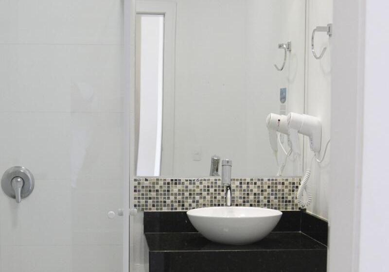 חדר סטנדרט לשלושה, Das Nações