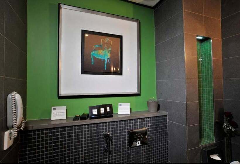 سوییت خانوادگی, Hues Boutique