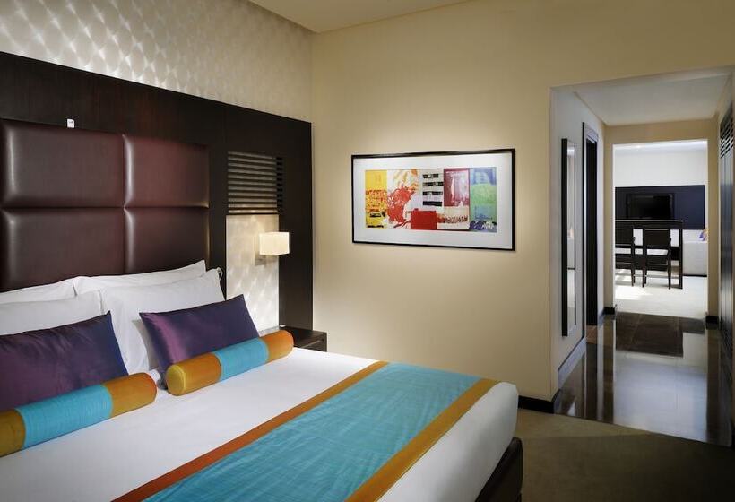 سوییت خانوادگی, Hues Boutique