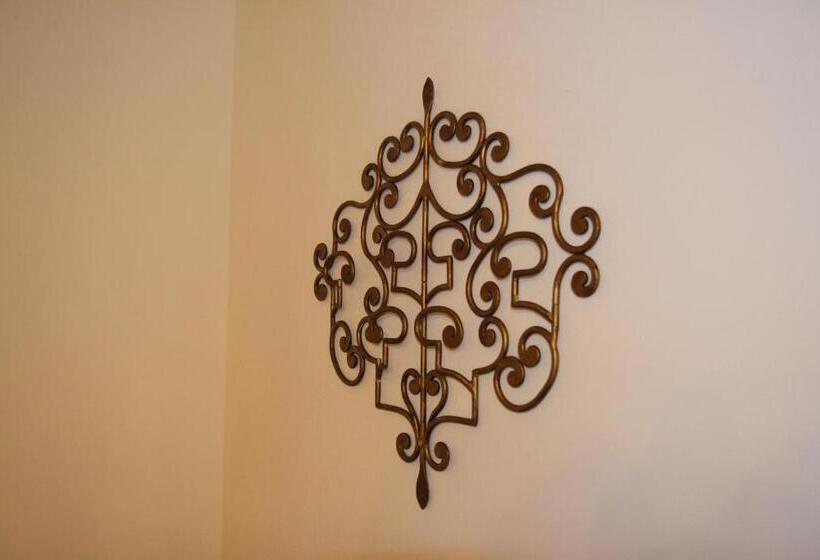 اتاق استاندارد چهارنفره با سرویس بهداشتی مشترک, Romeo & Juliet Non