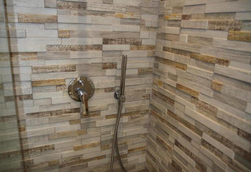 اتاق استاندارد چهارنفره با سرویس بهداشتی مشترک, Romeo & Juliet Non