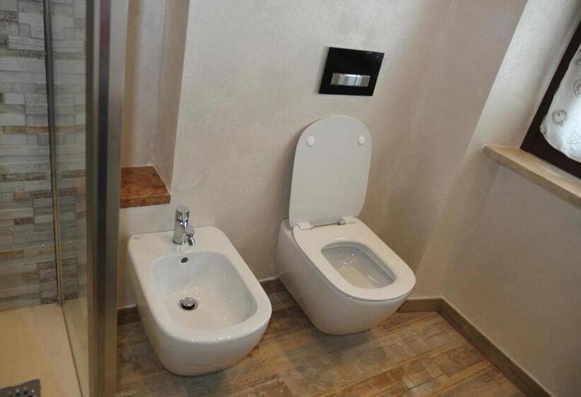 اتاق استاندارد چهارنفره با سرویس بهداشتی مشترک, Romeo & Juliet Non