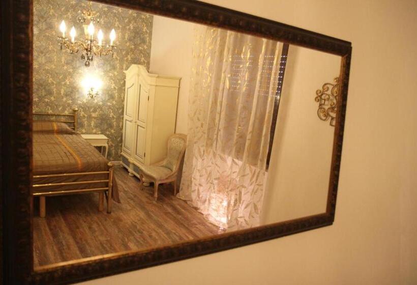 اتاق استاندارد چهارنفره با سرویس بهداشتی مشترک, Romeo & Juliet Non