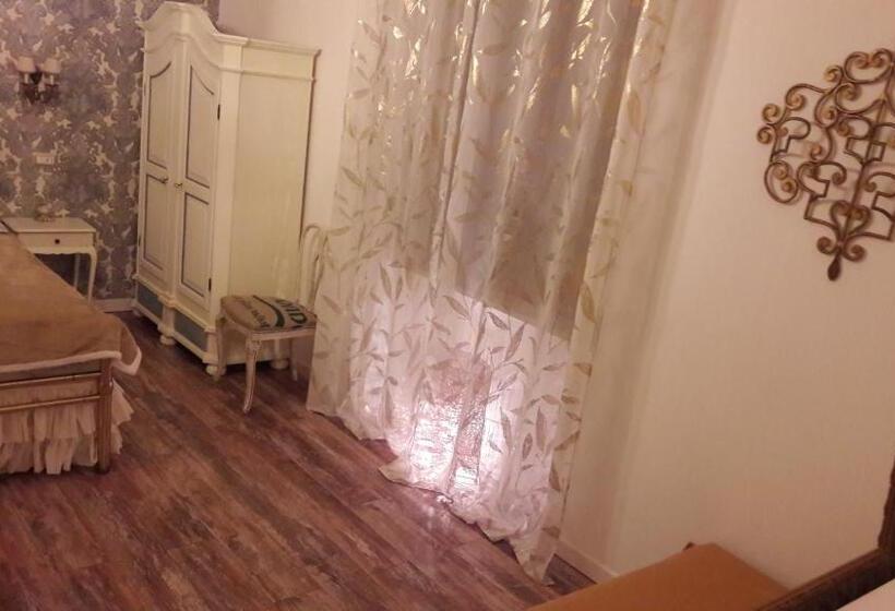 اتاق استاندارد چهارنفره با سرویس بهداشتی مشترک, Romeo & Juliet Non