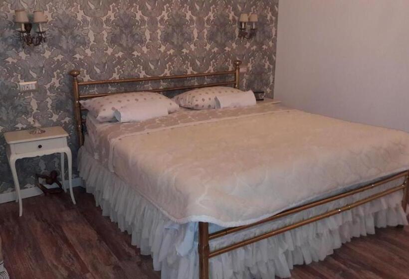 اتاق استاندارد چهارنفره با سرویس بهداشتی مشترک, Romeo & Juliet Non