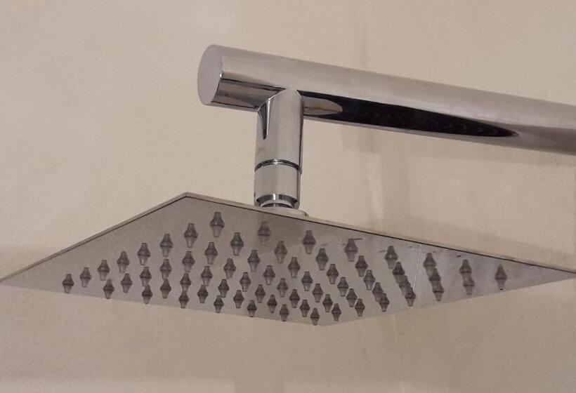 اتاق استاندارد چهارنفره با سرویس بهداشتی مشترک, Romeo & Juliet Non