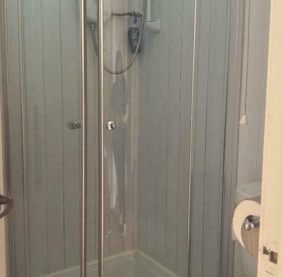 标准单人间共用浴室, Alexander B&b