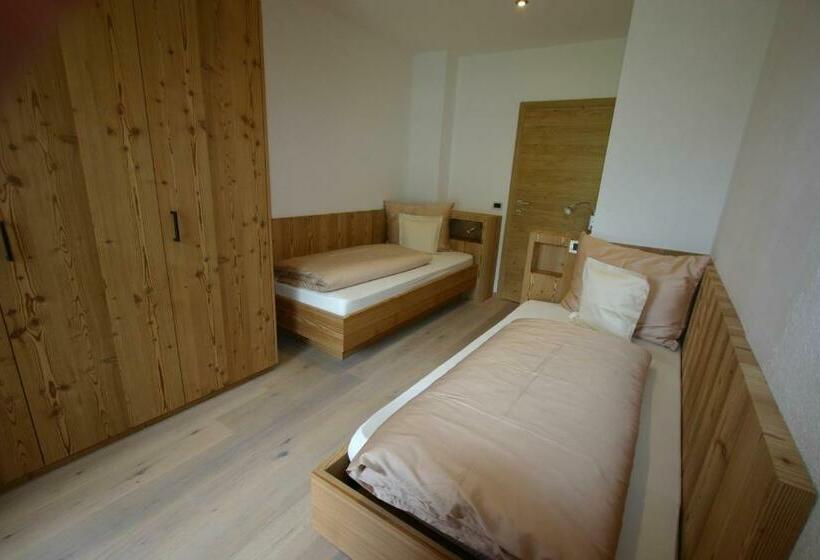 דירת שני חדרים, Hilpoldhof