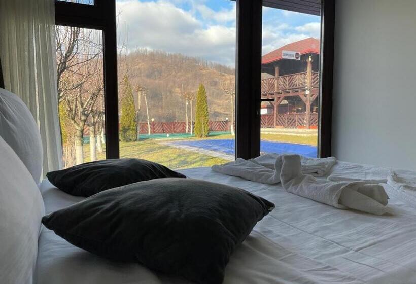 סוויטה נוף לבריכה, Pridvorul Haiducilor