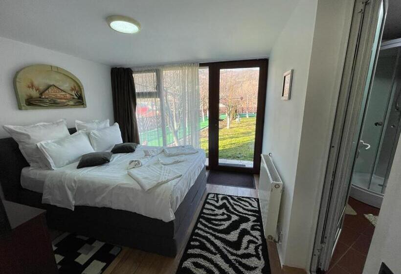 סוויטה נוף לבריכה, Pridvorul Haiducilor