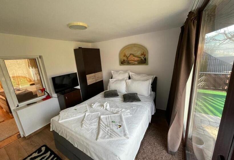 סוויטה נוף לבריכה, Pridvorul Haiducilor