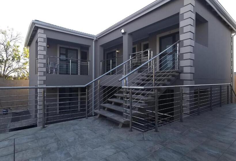 חדר דלוקס עם מיטת קינג, Lucolo Palace B&b   Mthatha