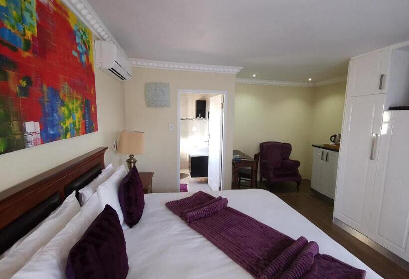 חדר דחוקס עם מיטת קינג, Lucolo Palace B&b   Mthatha