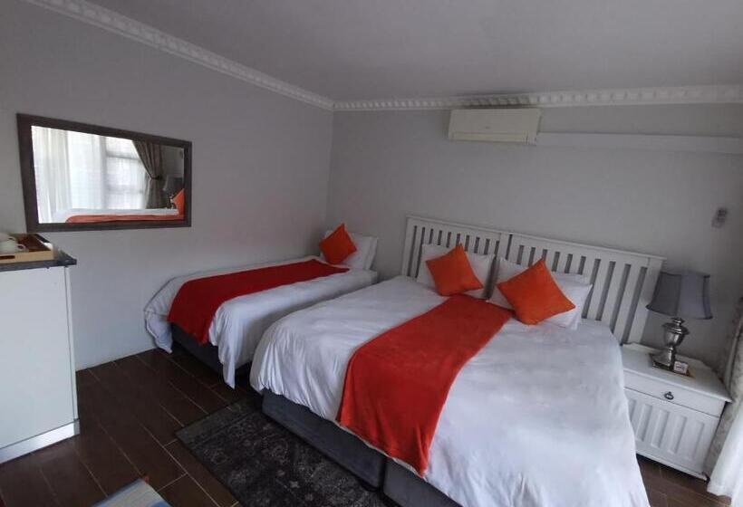 חדר דחוקס עם מיטת קינג, Lucolo Palace B&b   Mthatha
