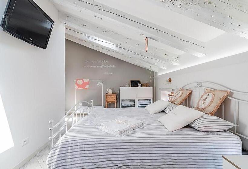 اتاق کلاسیک, Addicted To Paradise B&b