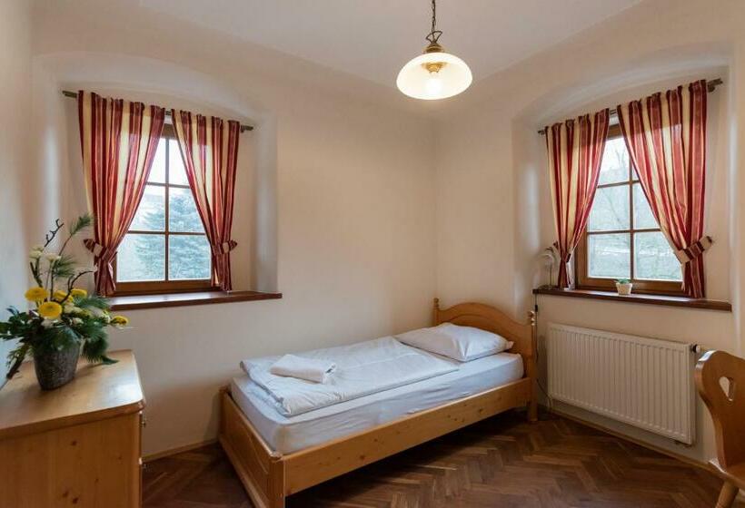 标准三人间, Restaurace A Penzion Stará Pošta