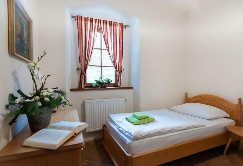 舒适三人间, Restaurace A Penzion Stará Pošta