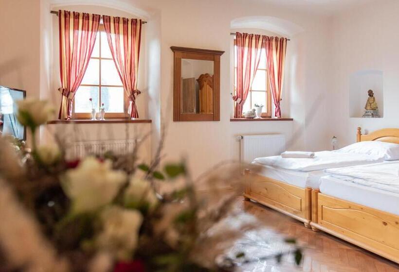 标准三人间, Restaurace A Penzion Stará Pošta