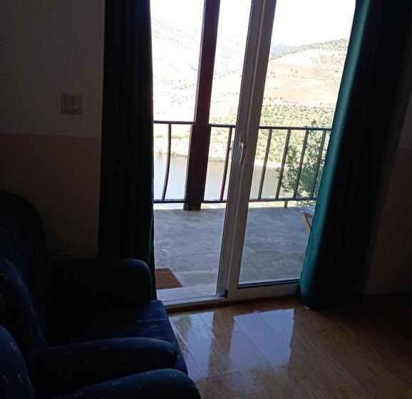 标准间带阳台, Tomás Barqueiro