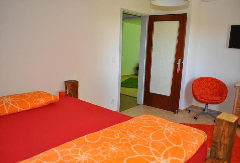 Quarto Estandar, Punkrock Harbour Pension Bähr