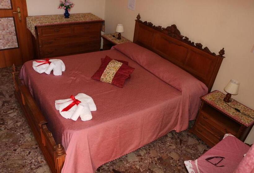 اتاق استاندارد با سرویس بهداشتی مشترک, Daniel And James