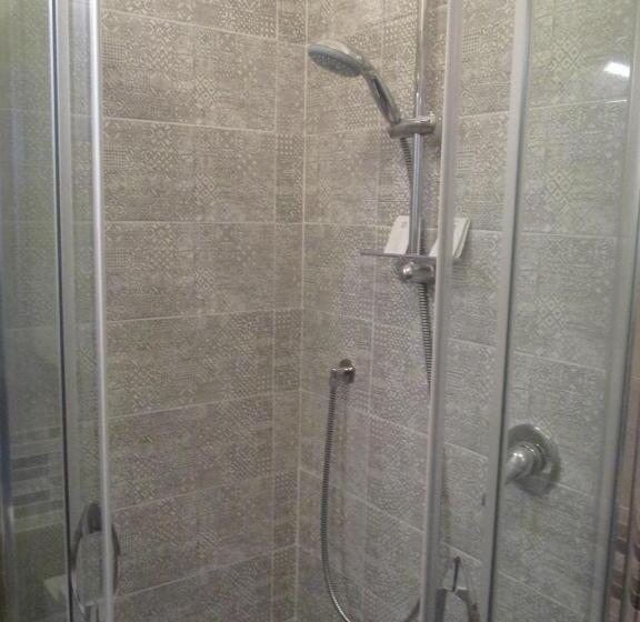 اتاق استاندارد, Daniel And James