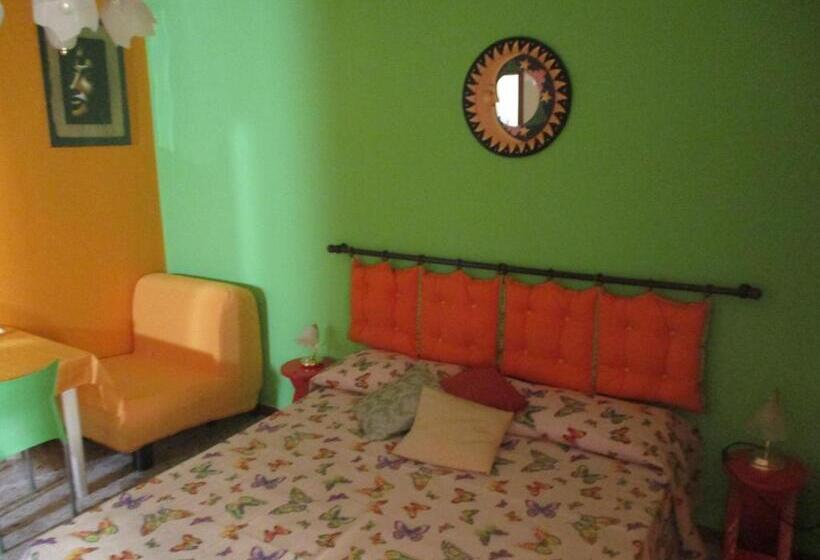 اتاق استاندارد با سرویس بهداشتی مشترک, Daniel And James