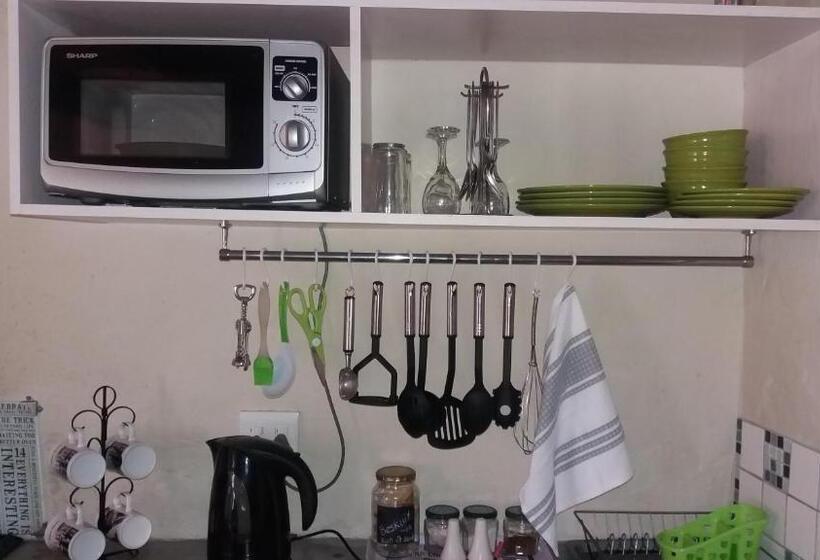 Dom 1 Sypialnia, Die Hoenderhok And Die Plaashuisie