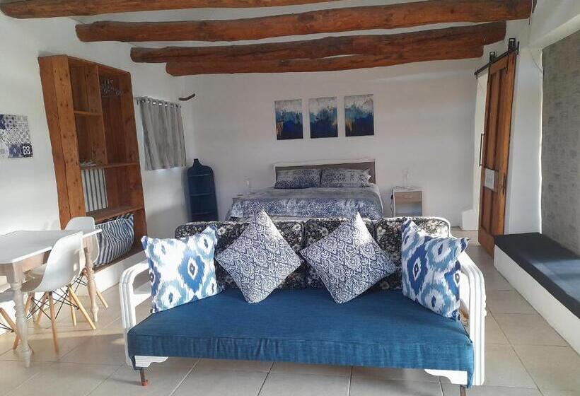 Studio Comfort, Die Hoenderhok And Die Plaashuisie