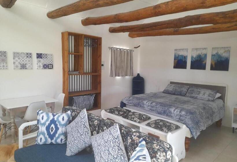 Studio Comfort, Die Hoenderhok And Die Plaashuisie