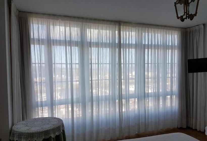 اتاق لوکس با چشم‌انداز دریا, A Vianda