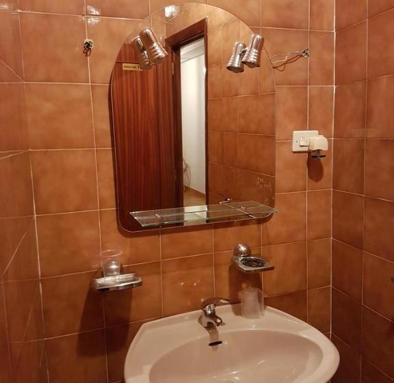 اتاق استاندارد سه تخته با سرویس بهداشتی مشترک, A Vianda