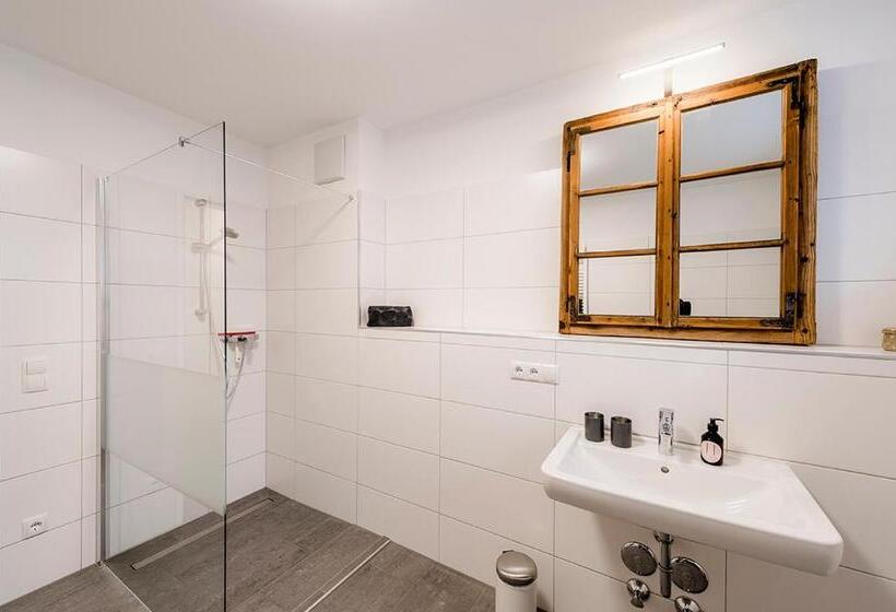 דירת שלושה חדרים, Fleischerei   Apartments, Cafe & Weinbar