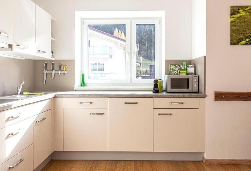 דירת שלושה חדרים, Fleischerei   Apartments, Cafe & Weinbar