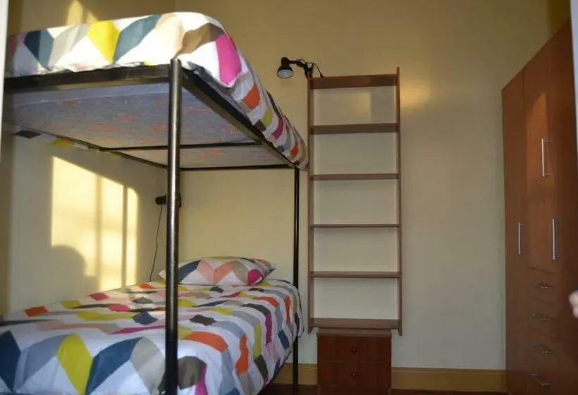 ルームシェアのワンベッド, Hostel Casal São João